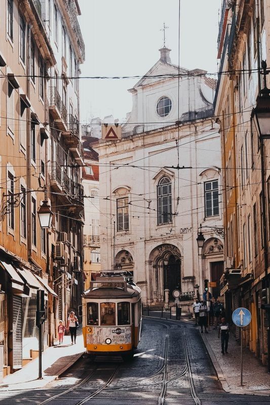gele tram lissabon