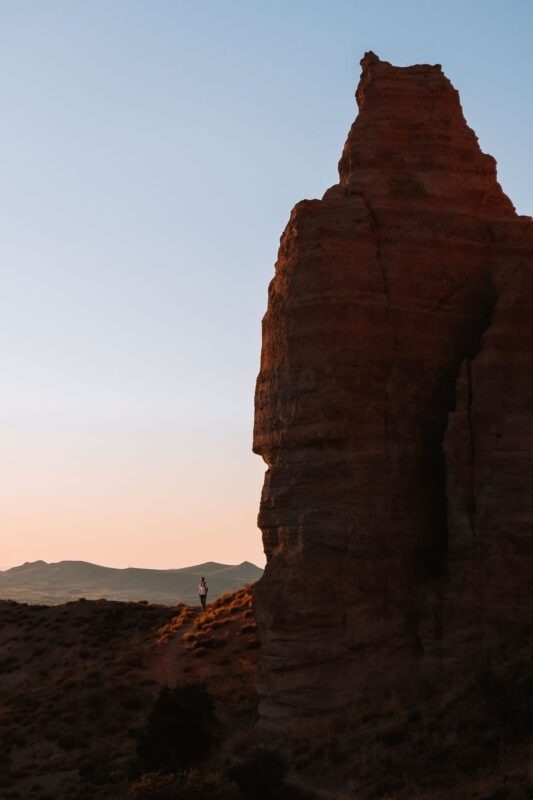 De red valley in Cappadocië tijdens de zonsondergang
